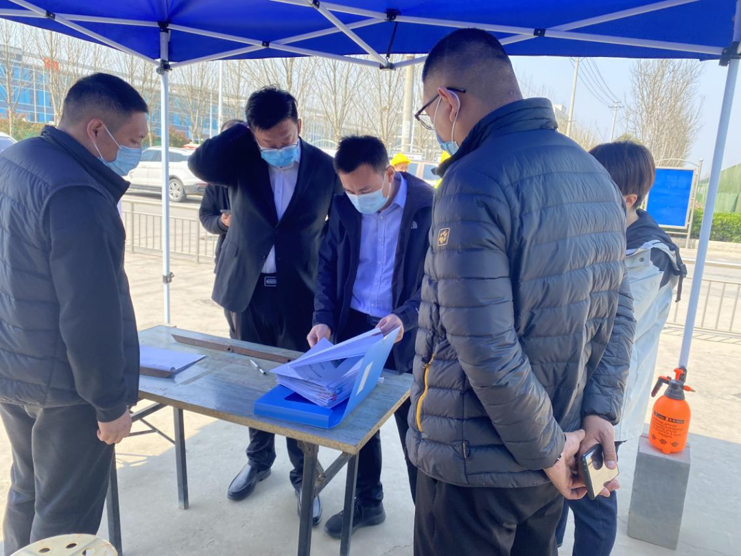 【疫情防控不(bù)放松 全力築牢安全線】核酸檢測進工地(dì / de) 工友上(shàng)崗更安心